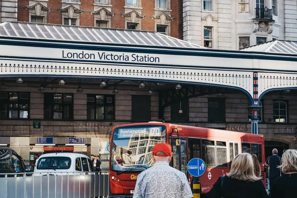 Знак названия вокзала рядом с вокзалом Виктория, Лондон, Великобритания, pe — стоковое фото