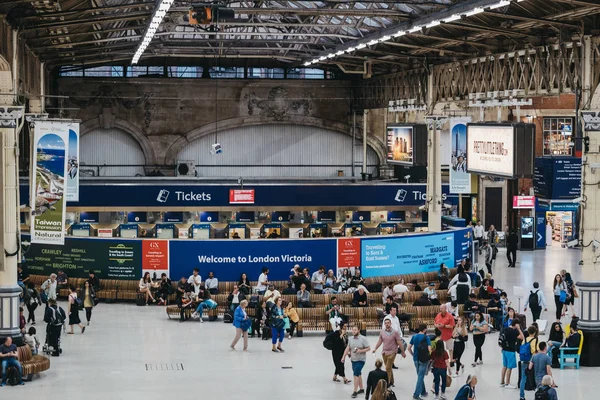 High Angle view van mensen die binnen Victoria Train Station lopen, — Stockfoto