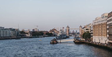 Londra, Ingiltere-23 Temmuz 2019: Thames nehrinin panoramik görünümü, hm Belfast ve Londra Köprüsü 'nden Kule Köprüsü, seçici odaklama. Tower Bridge, Londra 'nın ikonik bir sembolüdür..