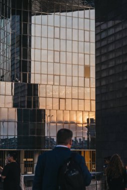 Londra Köprüsü, U modern bir cam binada yansıtan günbatımı