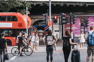 Londra Köprüsü Istasyonu dışındaki bir yolu geçmek için bekleyen turistler, 