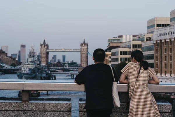 Hátulsó nézet két ember megcsodáló kilátás Tower Bridge L — Stock Fotó