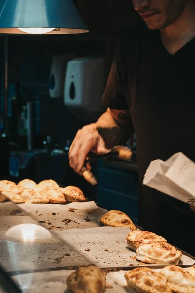 Man säljer empanadas på Porteno Market stall Inside Borough Mar — Stockfoto