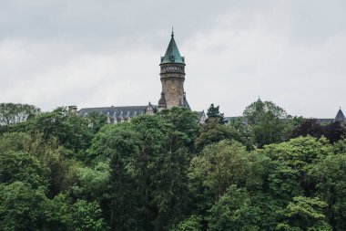 Lüksemburg 'da bir parkta kale Bourbon görünümü.