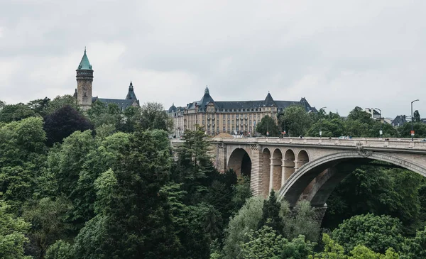 Panoramic view of Adolphe Bridge over a park in Luxembourg City. — Stock Photo, Image