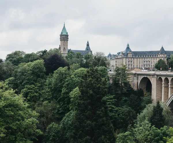 Panoramic view of Adolphe Bridge over a park in Luxembourg City. — Stock Photo, Image