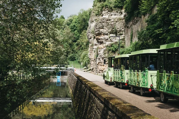 Tren pasando por el río Petrusse dentro de un parque en la ciudad de Luxemburgo — Foto de Stock