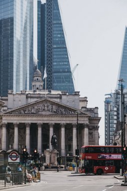 İnsanlar ve kırmızı çift katlı otobüs E Bankası önünde bir yolda