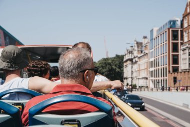 Lon tur otobüs üst güvertesinden şehir manzarası zevk Turistler
