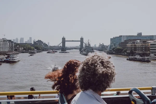 Tou üst güverteden Londra simgelerinin manzarasının keyfini turistler — Stok fotoğraf