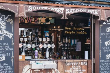Pop Brixton içinde Güney Batı Saloon Bar Cephe, Londra, İngiltere.