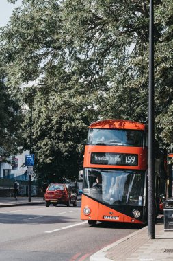 Otobüs 159 Brixton bir sokakta Streatham İstasyonu yönünde, Güney 
