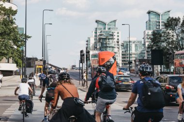 Londra'da Vauxhall Köprüsü'nde Bisikletçiler, İngiltere, yoğun saatlerde, sel