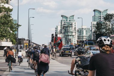 Londra'da Vauxhall Köprüsü'nde Bisikletçiler, İngiltere, yoğun saatlerde, sel