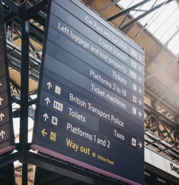 Victoria Tren İstasyonu içinde yön işareti, Londra, UK.