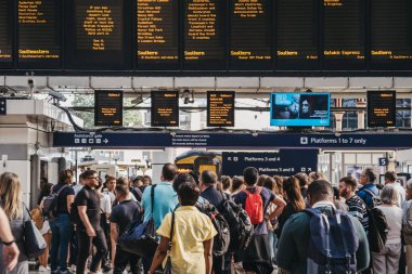 Victoria tra içinde platform duyuru bekliyor İnsanlar