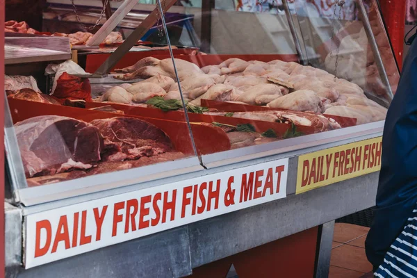 Brixton Market, Londra, İngiltere'de satışa sunulan taze et çeşitleri. — Stok fotoğraf