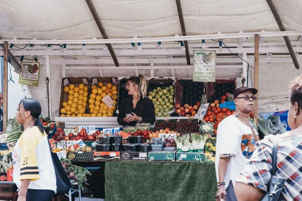 Frutas y verduras frescas a la venta en Brixton Market South Lond — Foto de Stock