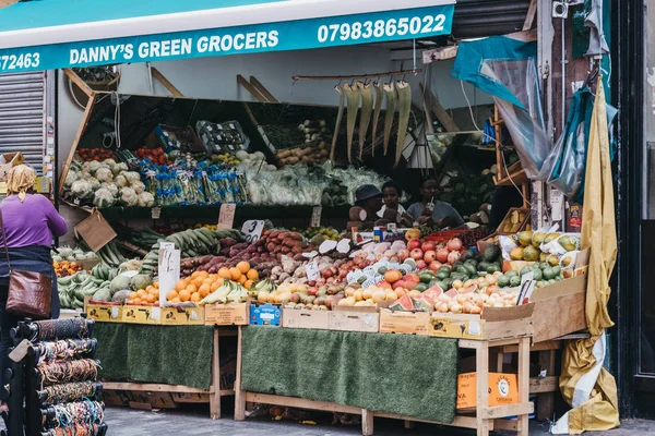 Frutas y hortalizas a la venta ar Danys Green Grocers en Brixton — Foto de Stock