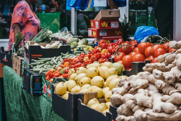 Verse groenten te koop in Brixton Market, South London, UK. — Stockfoto