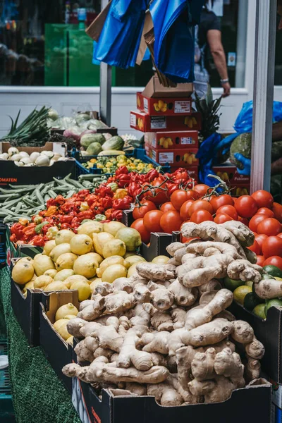 Fresh vegetables on sale in Brixton Market, South London, UK. — Stock Photo, Image