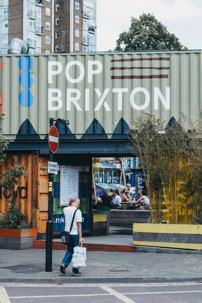 Людина, що йде перед поп-Брікстон, Лондон, Великобританія. — стокове фото