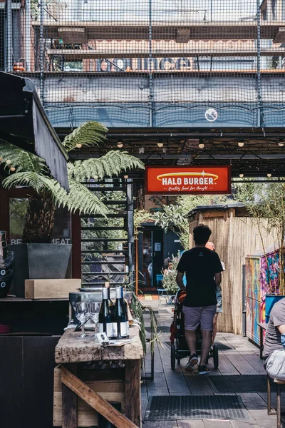 Menschen, die in Pop Brixton, London, Großbritannien gehen. — Stockfoto