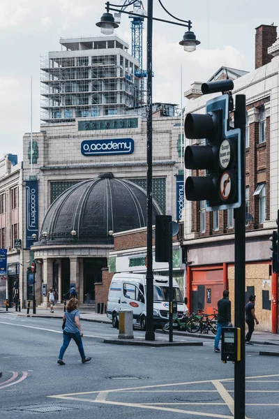 Lidé, kteří chodí po ulici v Londýně před Brixton O2 acad — Stock fotografie