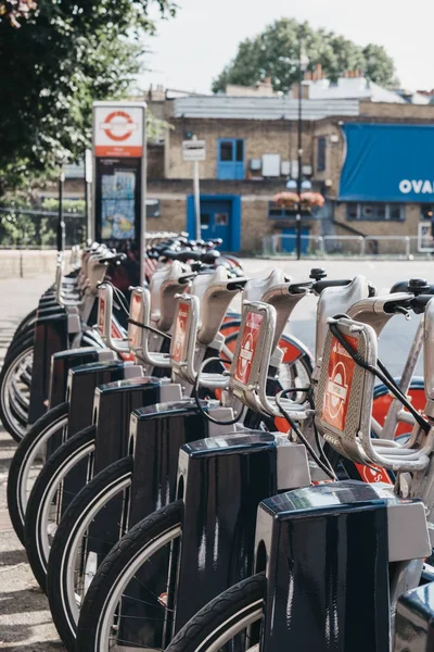 Santander hire cycles docking station by kennington oval, london — Stockfoto