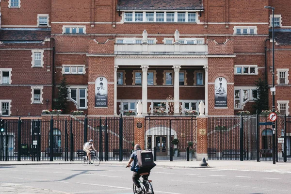 Rowerzyści jeżdżąc obok Kennington Oval boisko do krykieta w Kenningto — Zdjęcie stockowe