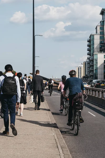 Pedestres e ciclistas na Ponte Vauxhall em Londres, Reino Unido, durante — Fotografia de Stock