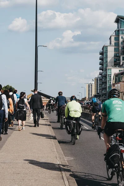 Peatonales y ciclistas en el puente Vauxhall en Londres, Reino Unido, durante — Foto de Stock