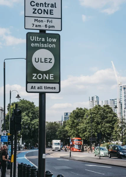 Señales que indican la Zona de Ultra Baja Emisión (ULEZ) en una calle en V — Foto de Stock