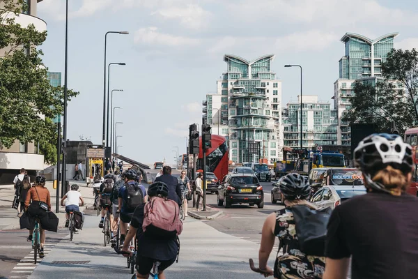 Ciclistas en el Puente Vauxhall en Londres, Reino Unido, durante la hora punta, sel — Foto de Stock
