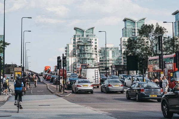 Coches, autobuses y ciclistas en el Puente Vauxhall en Londres, Reino Unido, durin — Foto de Stock