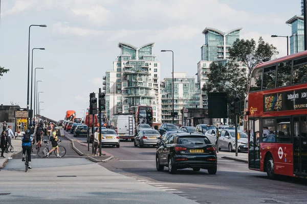 Автомобили, автобусы и велосипедисты на мосту Воксхолл в Лондоне, Великобритания, Дурин — стоковое фото