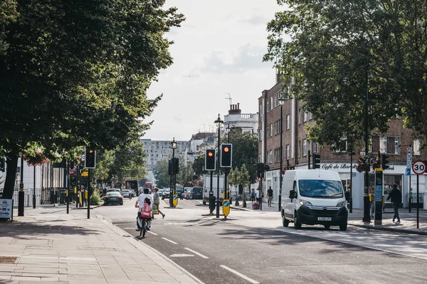 Baba ve kızı Pimlico bir sokakta bisiklet, Londra, İngiltere, 