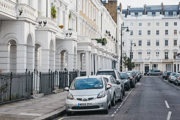 Pimlico bir sokakta beyaz teraslı evlerin dışında park edilmiş arabalar