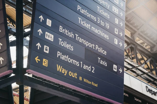 Directional sign inside Victoria train station, London, UK. — Stock Photo, Image