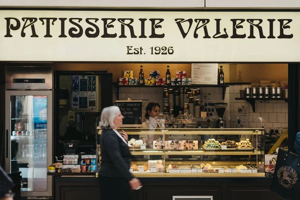 Woman walks past Patisserie Valerie stand in London Victoria sta — Stock Photo, Image