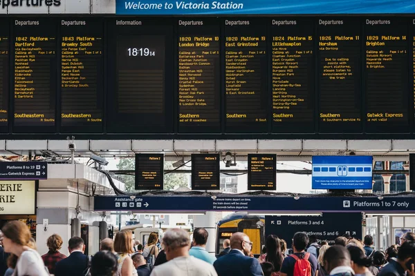 People waiting for the platform announcement inside Victoria tra — Stock Photo, Image