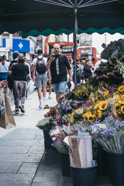Florero en una calle en Brixton, Sur de Londres, Reino Unido, selectivo —  Fotos de Stock