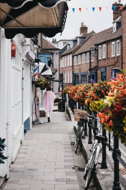Lymington, New Forest, İngiltere'de bir caddeye park edilmiş bisikletler.