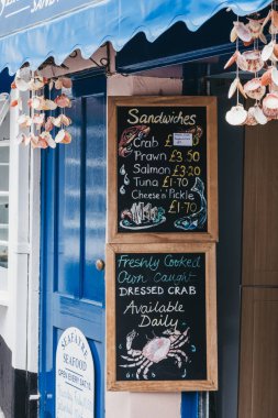 Lym bir sokakta Seafayre Seafood restoran dışında Yemek menüsü