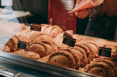 Lymington, İngiltere'de bir Mines A Pasty mağazasında satışa Cornish hamur imal