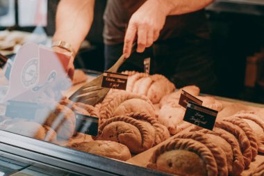 Lymington, İngiltere'de bir Mines A Pasty mağazasında satışa Cornish hamur imal