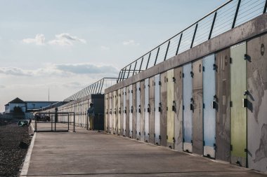 Milford'daki yeni plaj kulübeleri, Yeni Orman, İngiltere. 