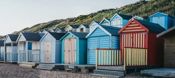 Színes tengerparti kunyhók a tenger mellett, üdülési és utazási koncepció. — Stock Fotó