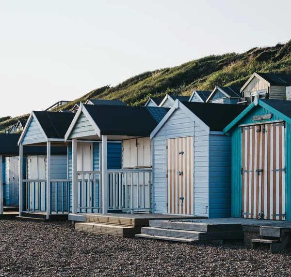 Färgglada strandhyddor under en strand, semester och resor obefläckade — Stockfoto