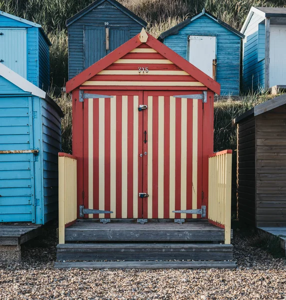 Színes piros csíkos strandkunyhó a Milford a tengeren, New Forest, Egyesült Királyság — Stock Fotó